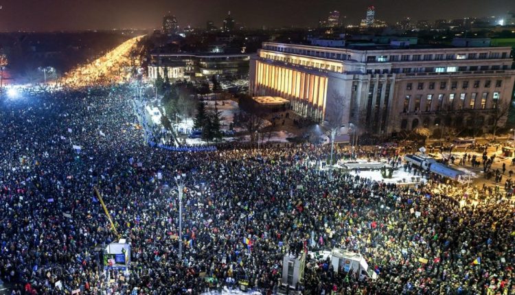 Në Rumani: Emigrantët në atdhe jo për pushime, protestojnë kundër qeverisë (Video)