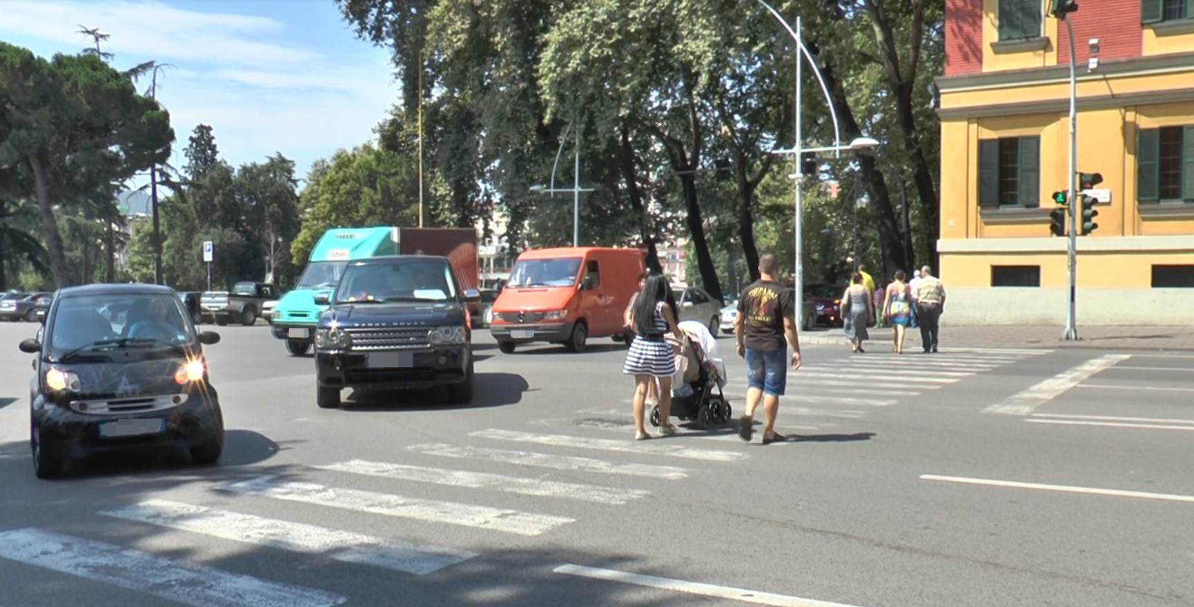 Pamje të frikshme/ Gruaja përplaset nga makina, policia apel shoferave: Bëni kujdes kalimtarët! (Video)