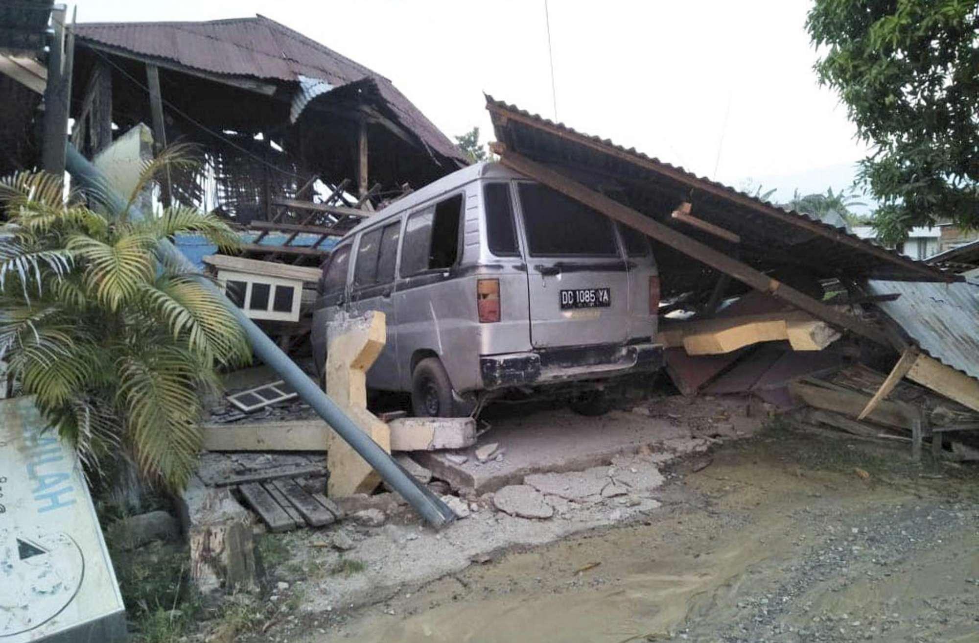 Mbi 400 të vdekur nga tsunami në Indonezi