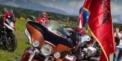 Me qeleshe dhe flamuj kuq e zi, shqiptarët kryesojnë garën ndërkombëtare të motorëve në Austri (Video)