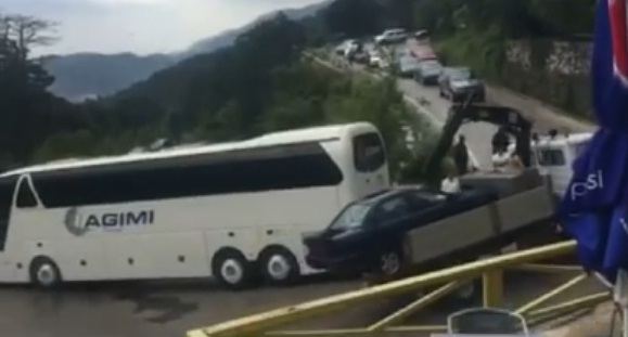 Aksident në Llogara, autobusi me 50 turistë çekë del nga rruga