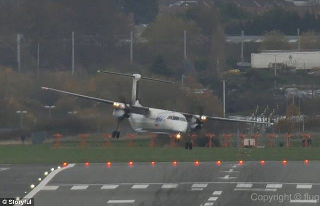 Stuhia nuk lejon avionin të ulet në pistë