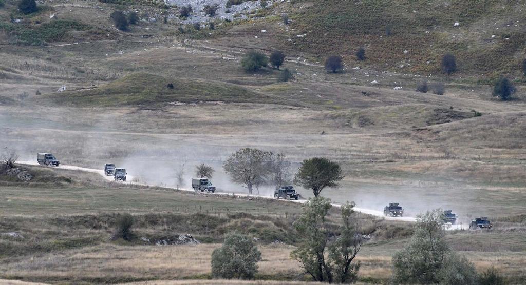 Të gatshëm për “luftë”: Përfundon stërvitja 1 javore e mbi 1 mijë ushtarakëve në Bizë (Video)