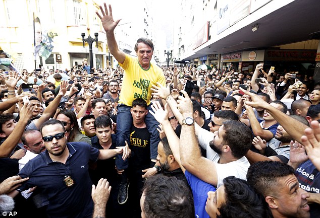 Goditet me thikë në mes të turmës kandidati për president në Brazil (Video)