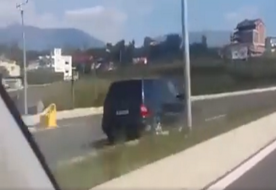 “Kamikazi” në sens të kundërt në autostradën Kavajë-Lushnje ndalohet, merr dënim qesharak (Video)