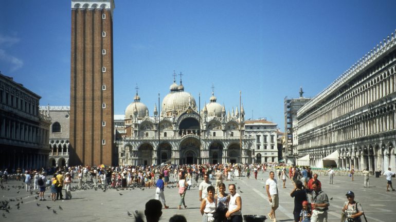 Venecia ‘ndalon’ turistët që ulen në tokë