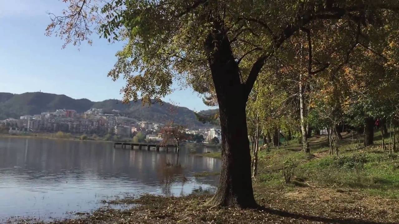 “S’dal me katunarët nga liqeni”! Shpërthen djali: Po unë të mora me mjekër e të bëra njeri (Foto)