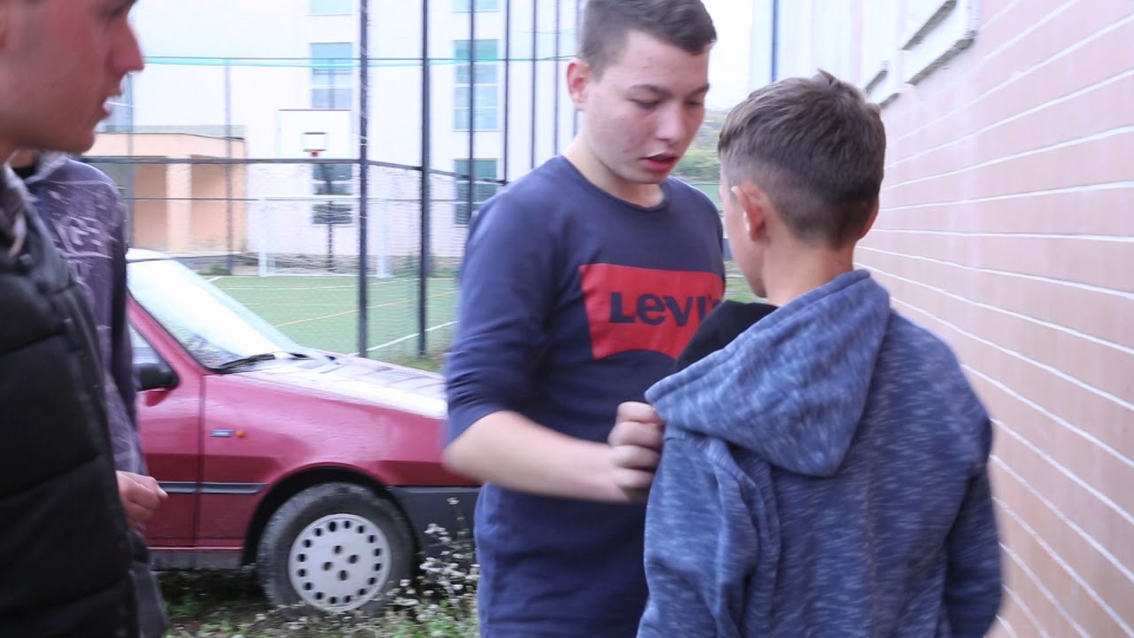 “Mos më përplasni se jam gjynah”! Klithma e fëmijëve që i refuzon mësuesja dhe shokët (Video)