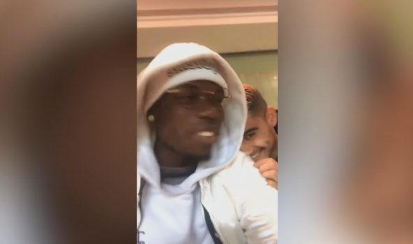 Pogba qesh teksa skuadra e tij po humb, skena indinjon tifozët (Video)