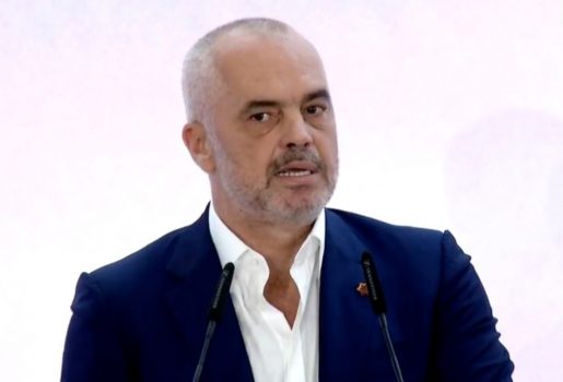 “Nuk janë klube as qendra internet”/ Rama me ministren Nikolla: Do t’u heqim celularët nxënësve, mësuesve dhe administratës