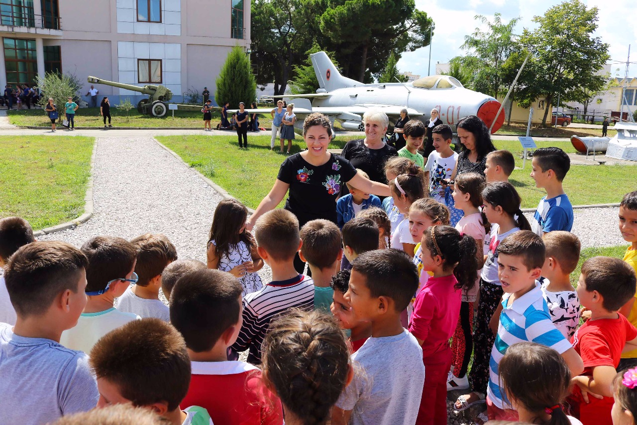 Shenjtërimi i Nënë Terezës/ Ministrja Xhaçka shpërndan dhurata për fëmijët jetim: Ndihma për ju nuk do të mungojë kurrë!