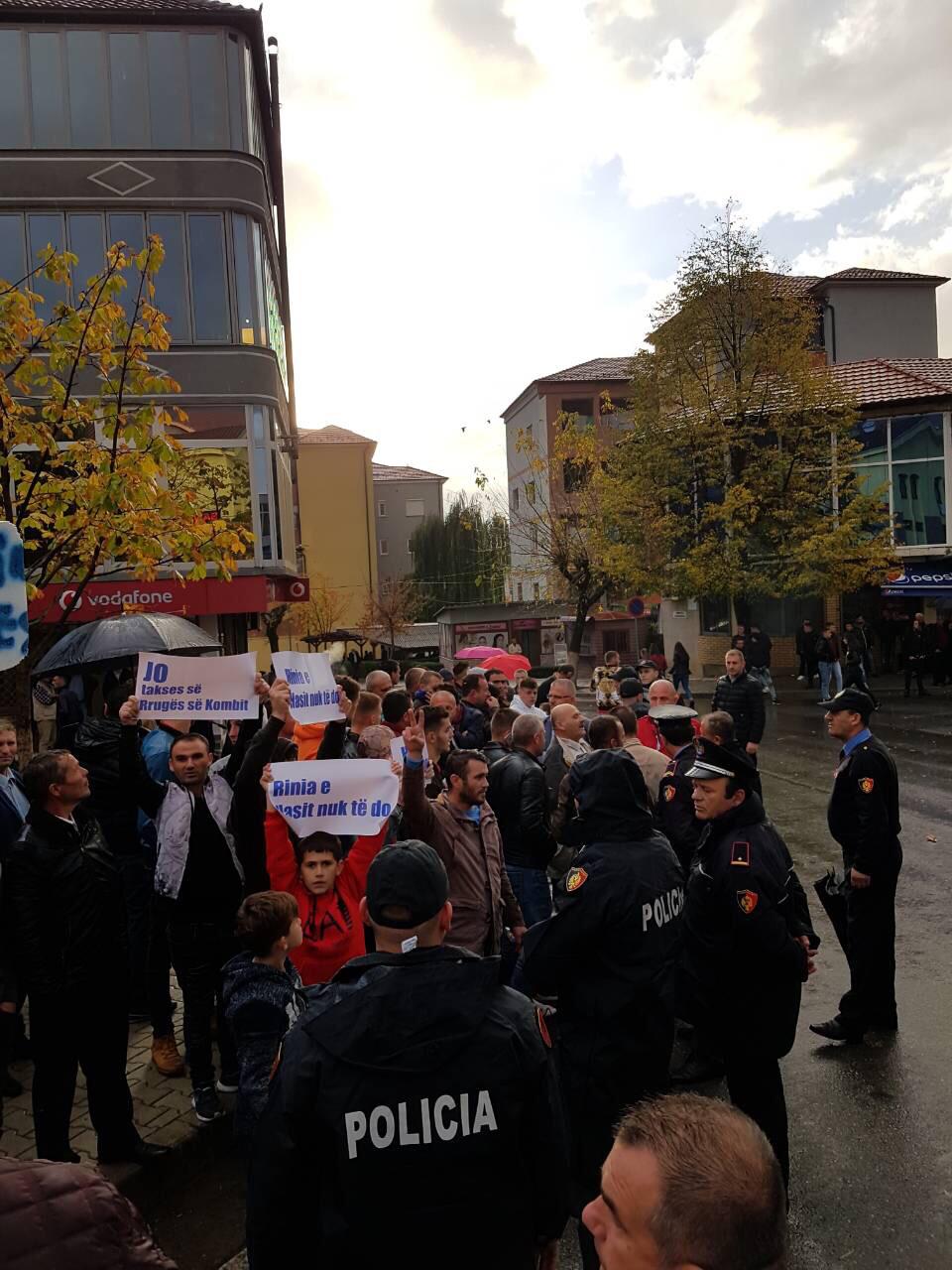 Akt kriminal përdorimi i të miturve: 10 fëmijë nga Hasi kushurinj të Çim Pekë protestojnë për taksën e rrugës