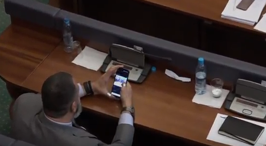 Me emra/ Këta janë deputetët shqiptarë që konsumojnë më shumë pamje me “pullë të kuqe” në parlament (Video)