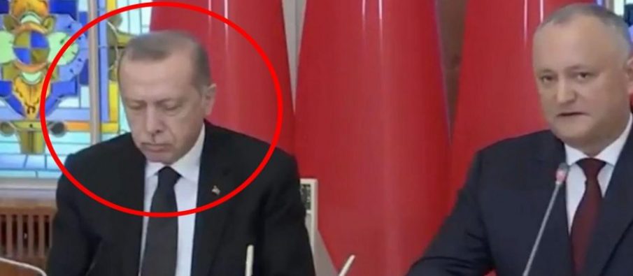 Erdoganin e zë gjumi në konferencë? (Video)