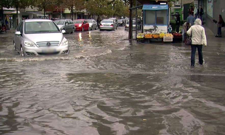 Moti i keq godet Durrësin dhe Vlorën. Përmbyten rrugët (Video)