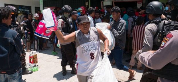 Mbi 1350 viktima në Indonezi, të mbijetuarit vjedhin dyqanet