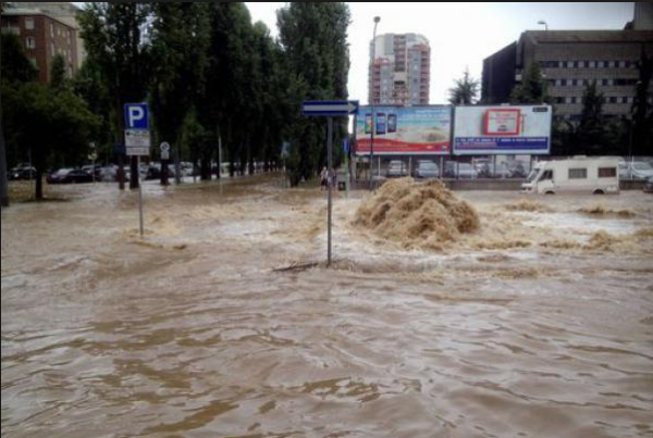 Moti i keq mbërthen Italinë, mbyllen disa shkolla dhe porte në jug të vendit