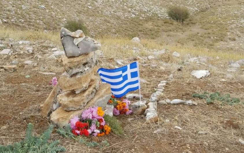 Në Bularat lapidar me flamurin grek për Kacifan