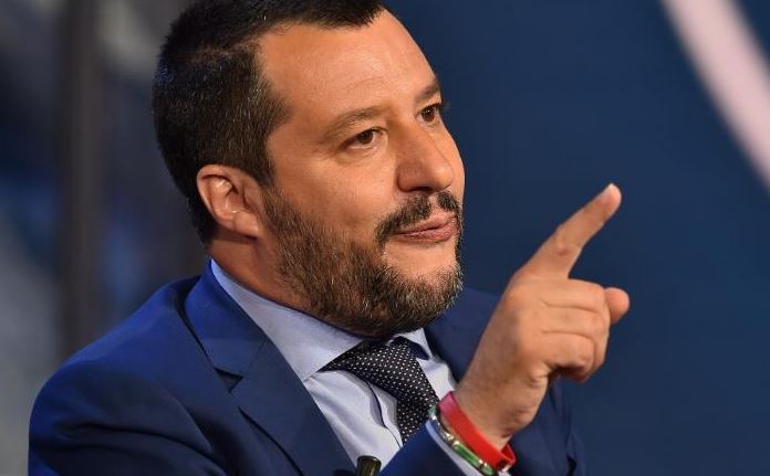 Foto/ Pas letrës së Salianjit, me të njëjtin stil “kërc.ënohet” nga shqiptarët Matteo Salvini!