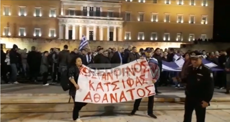 ‘Kacifas i pavdekshëm’/ Grekët protestë në Athinë, thirrje antishqiptare, djegin flamurin kuqezi