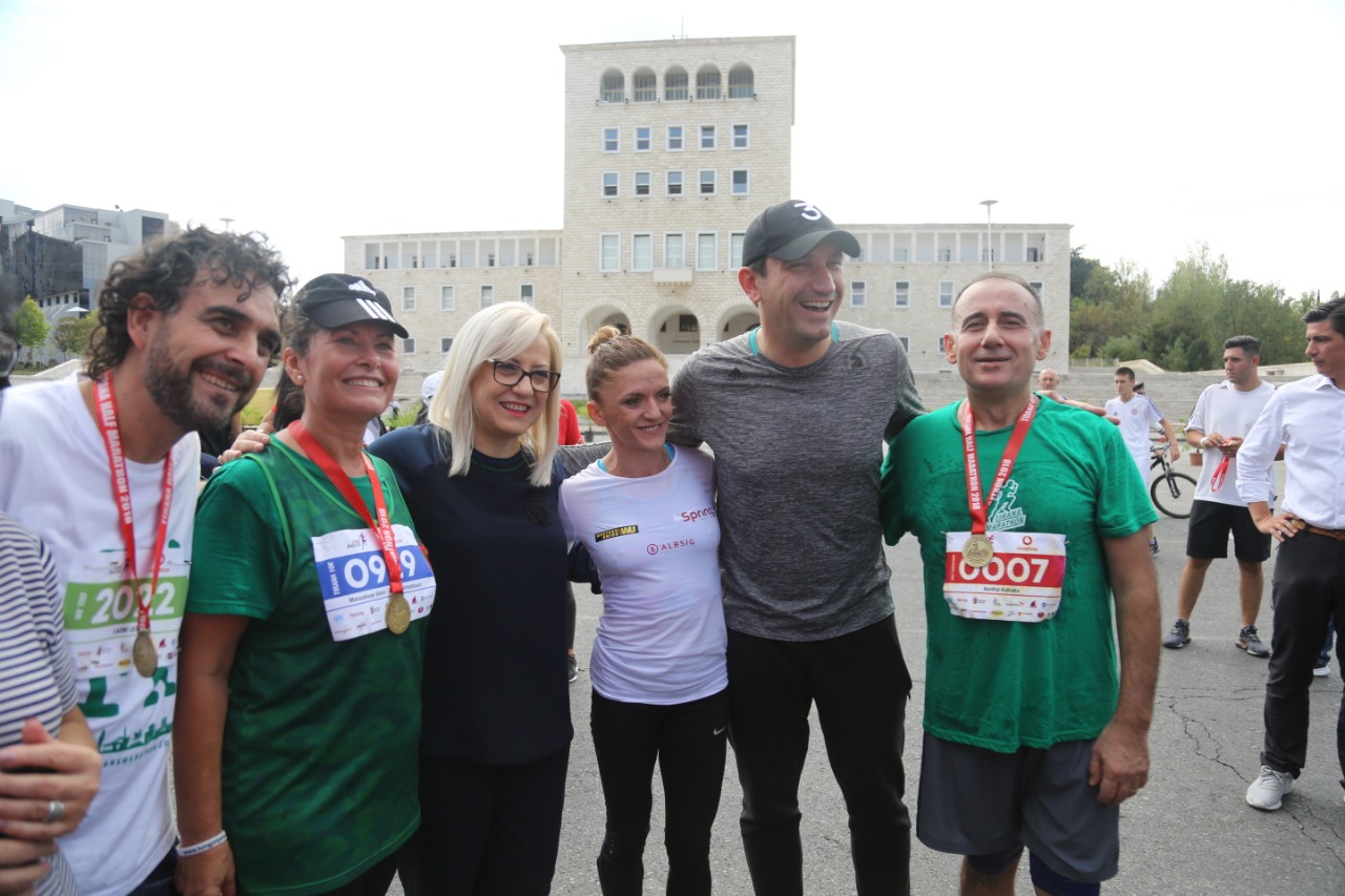 Momentet më pikante nga “Maratona e Tiranës”, nga gjeneralja e parë femër te emrat e njohur të ekranit