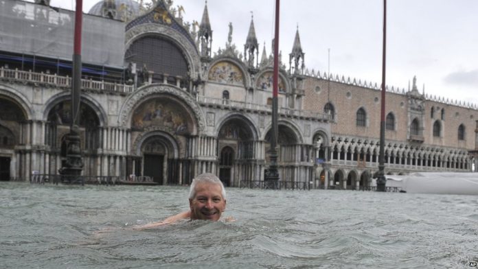 VIDEO/ Venecia “zhytet” nën ujë, pamjet që po bëjnë xhiron e botës