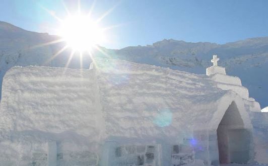 Hoteli i akullit që po çudit turistët, 60% e dhomave janë të rezervuara (Foto)