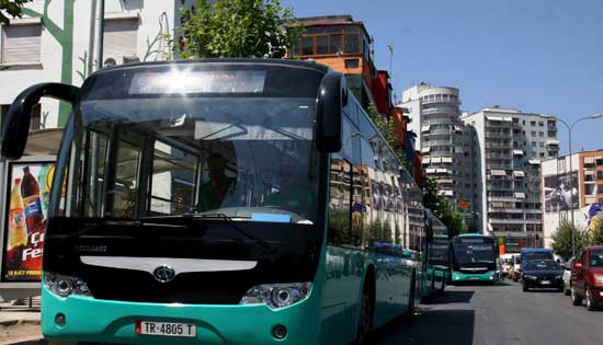 Policia kontroll të befasishëm shoferëve të autobusëve në Tiranë, vihen në pranga dy prej tyre