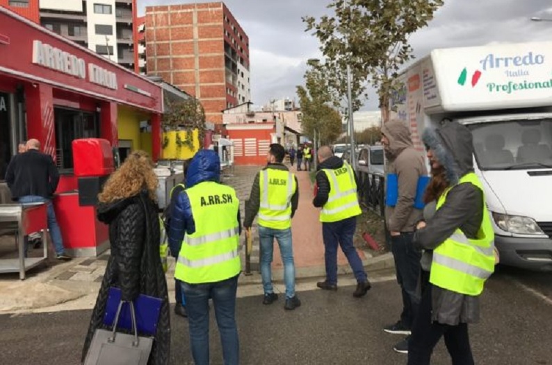 Protestuesit e “Astirit” sulmojnë me gurshte punonjësit e ARRSH: Na dhu.nuan !