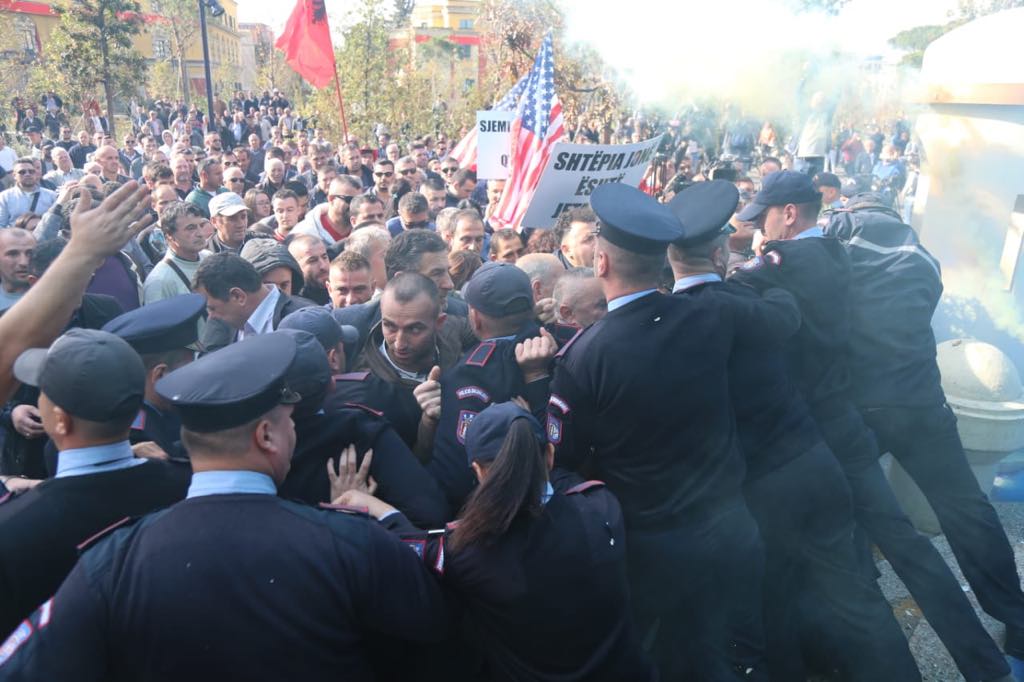 Protestuesit e Astirit dhunuan bashkinë dhe policët duke bërtitur në kor: Kemi presidentin me vete!