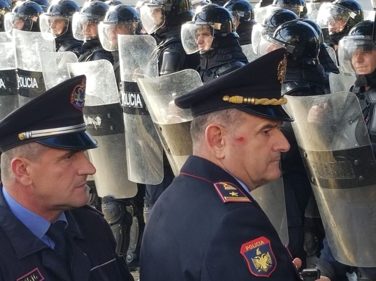 Protestuesit nuk kursejnë as policet femra, 6 efektivë të lënduar nga protesta përballë Parlamentit