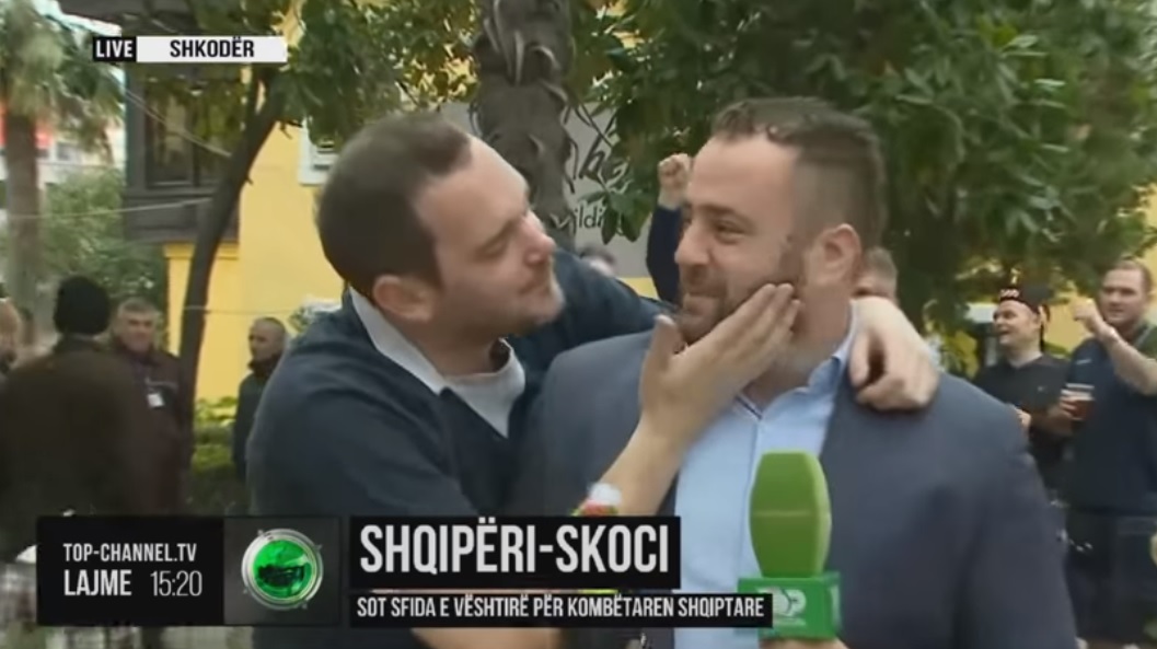 Tifozi skocez tenton të puthë në buzë gazetarin e sportit, kurse shokët e duartrokasin xhestin (Video)