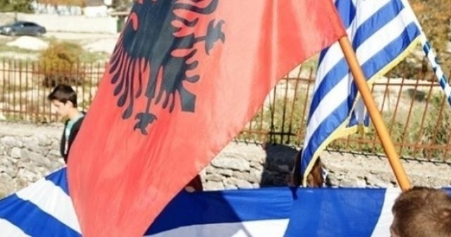 Shkrimi i gazetarit grek “mbyt” rrjetet sociale në Greqi: Shqiptarët dhe grekët…una faccia, una razza!