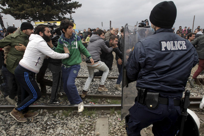 Policia greke qëllon me armë emigrantët romë