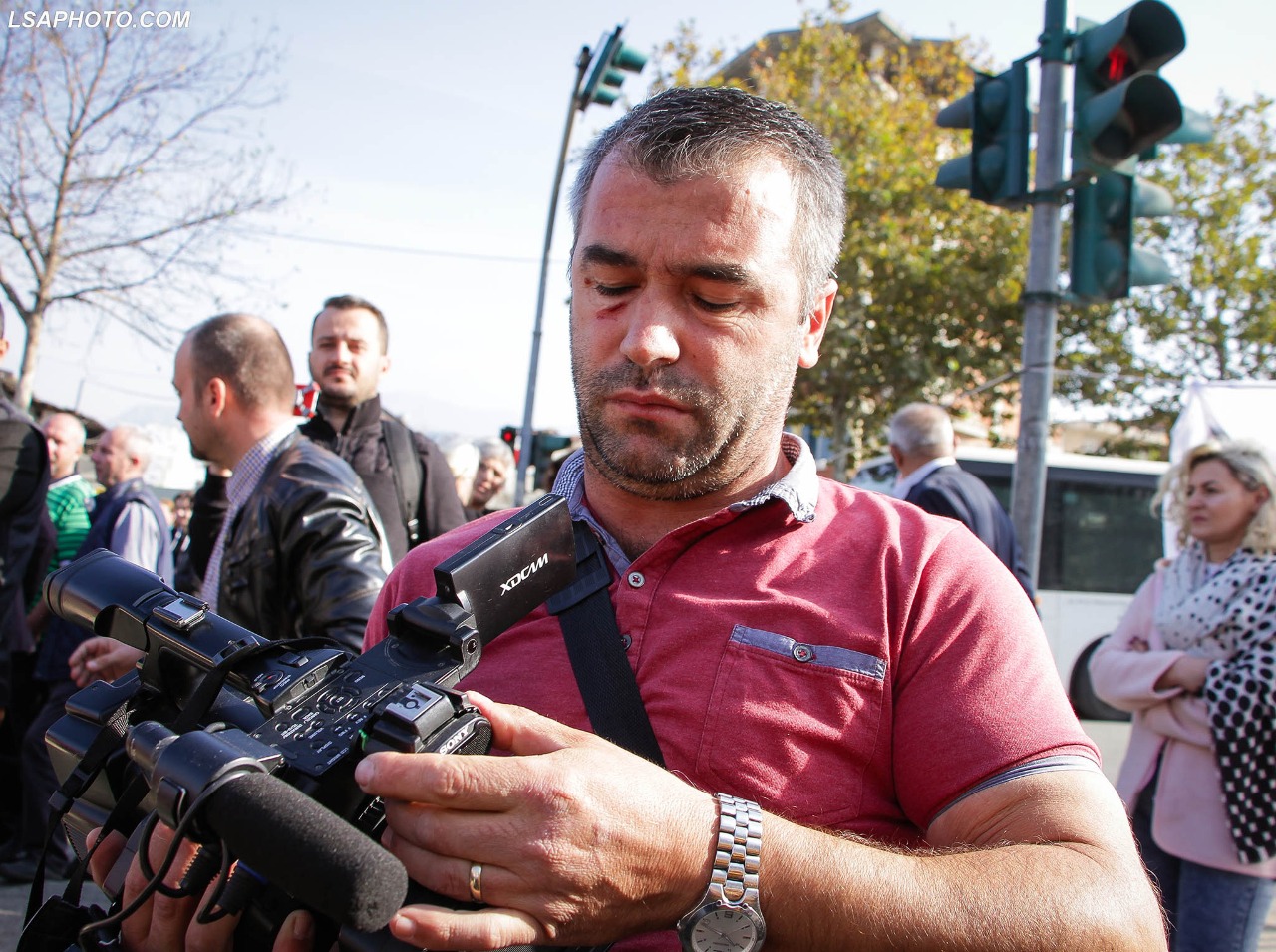 VIDEO/ Çfarë nuk u pa nga protesta në “Astir”, nga dhunimi i kameramanit nga një protestues deri tek përplasja e qytetarëve