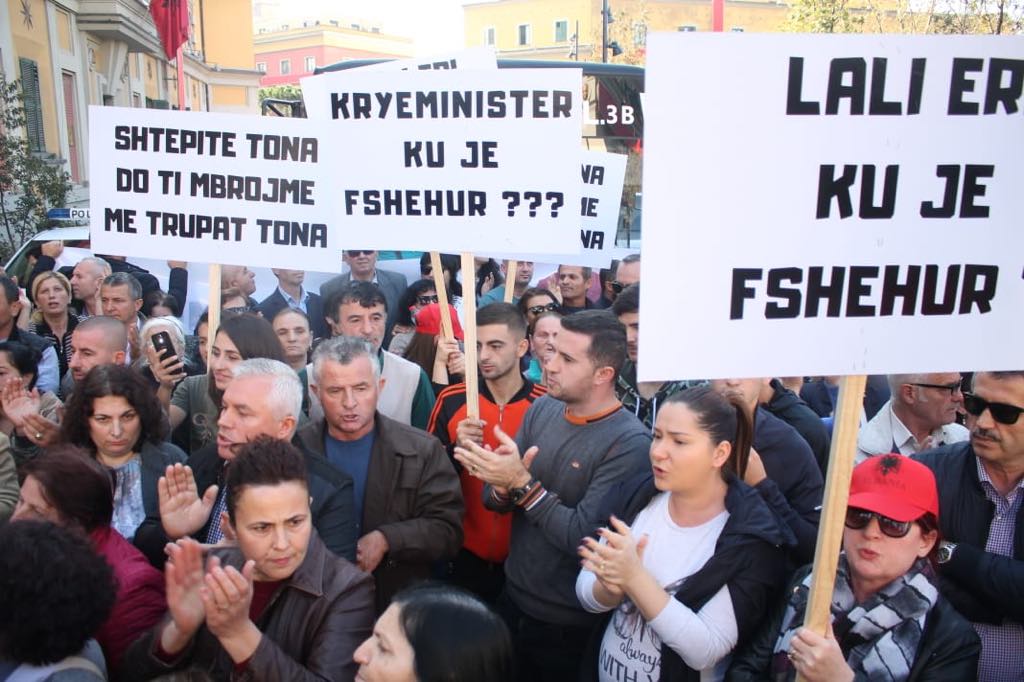 FOTO/ Protesta banorëve: “Dy duar për një kokë, do i mbrojmë shtëpitë me trupat tanë”