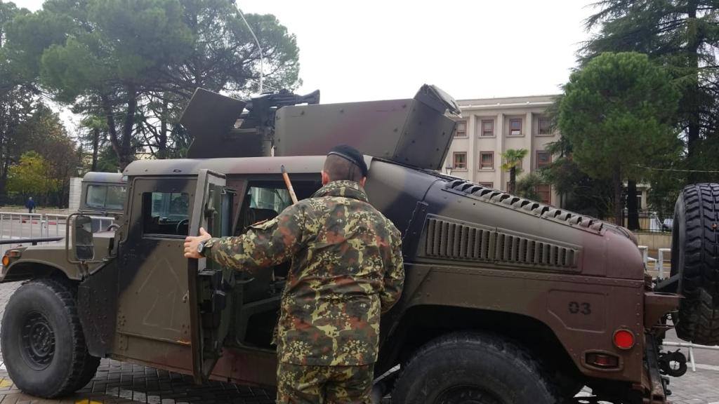 FOTOT/ Çfarë po ndodh?! Ushtria zbarkon në qendër të kryeqytetit, blindohet Tirana