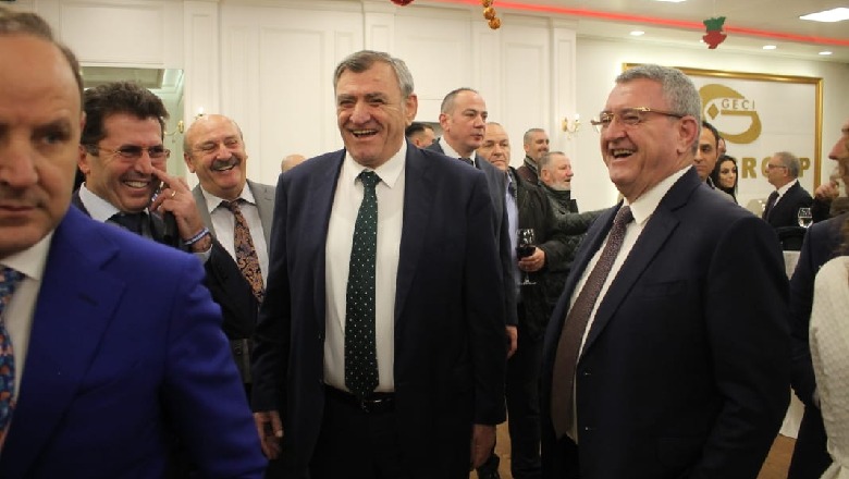 Aleatët e Bashës harbohen me “ujkun” Armand Duka, festojnë me verë e shampanjë me paratë e FSHF (Foto)