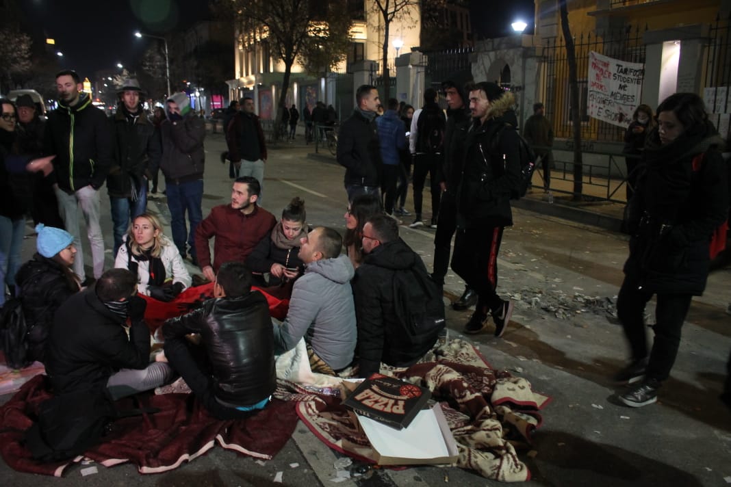 Protesta studentore krijon hendek mes PD dhe LSI, Basha mesazh sekret strukturave