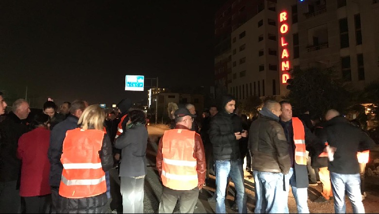 Panik tek ‘Unaza e Re’, kamioni futet mes turmës dhe merr para protestuesit, agravon situata