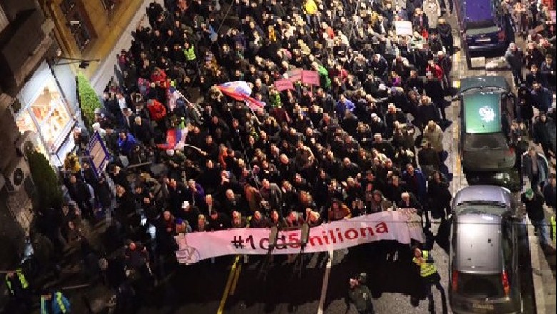 Protesta ‘Anti-Vuçic’ në Beograd, mijëra serb në shesh dënojnë regjimin autokrat ndaj medias