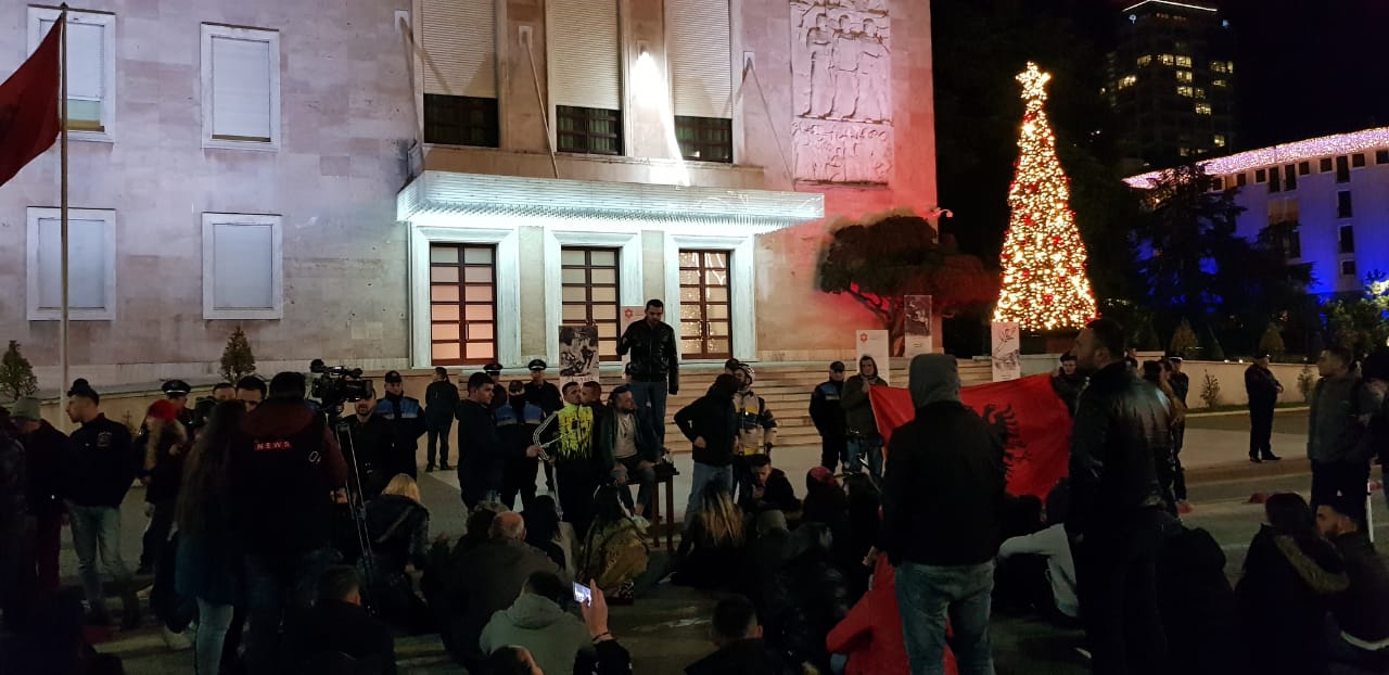 Studentët tek Kryeministria: Do e gdhijmë, kemi marrë bukë!