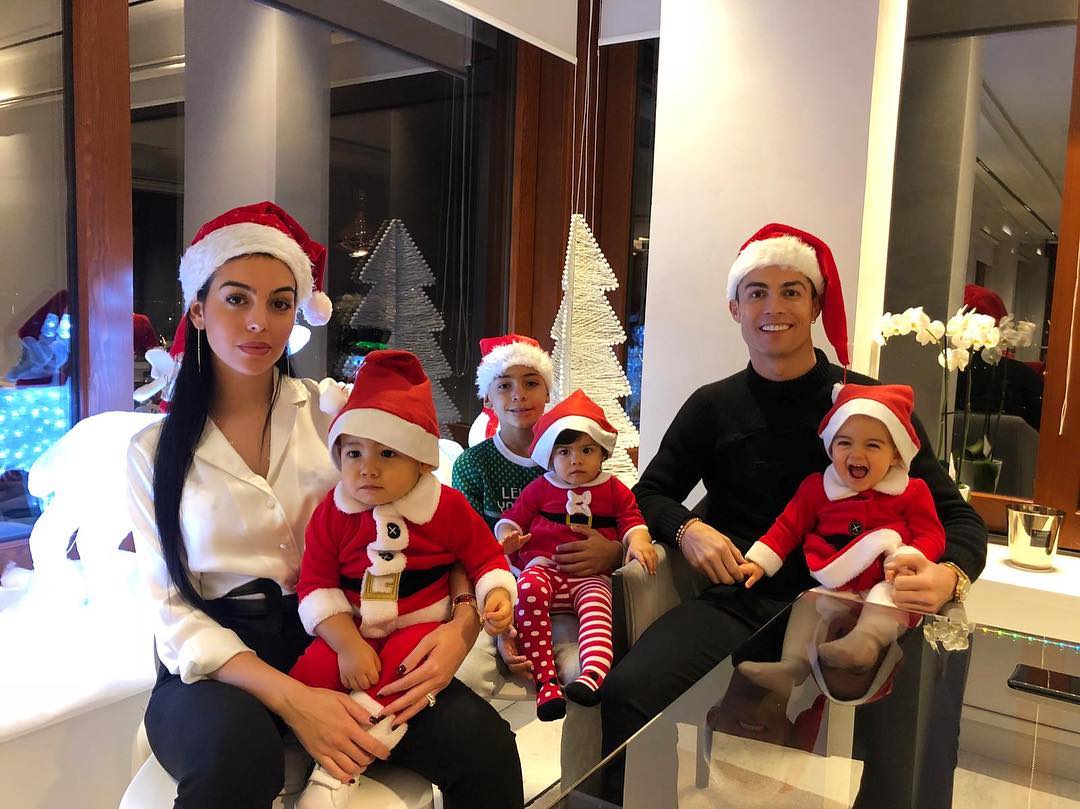 Gëzuar Krishtlindjen nga familja e CR7! (Foto)