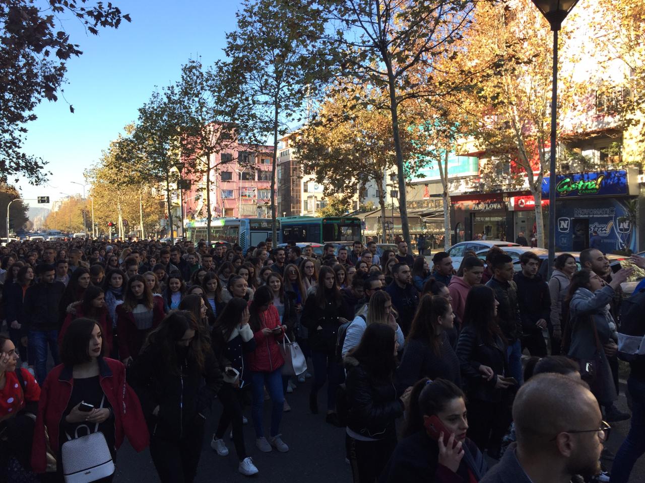 Momenti kur studentët përzënë dhëndërin e Edi Palokës dhe Bledi Fevziun (Video)