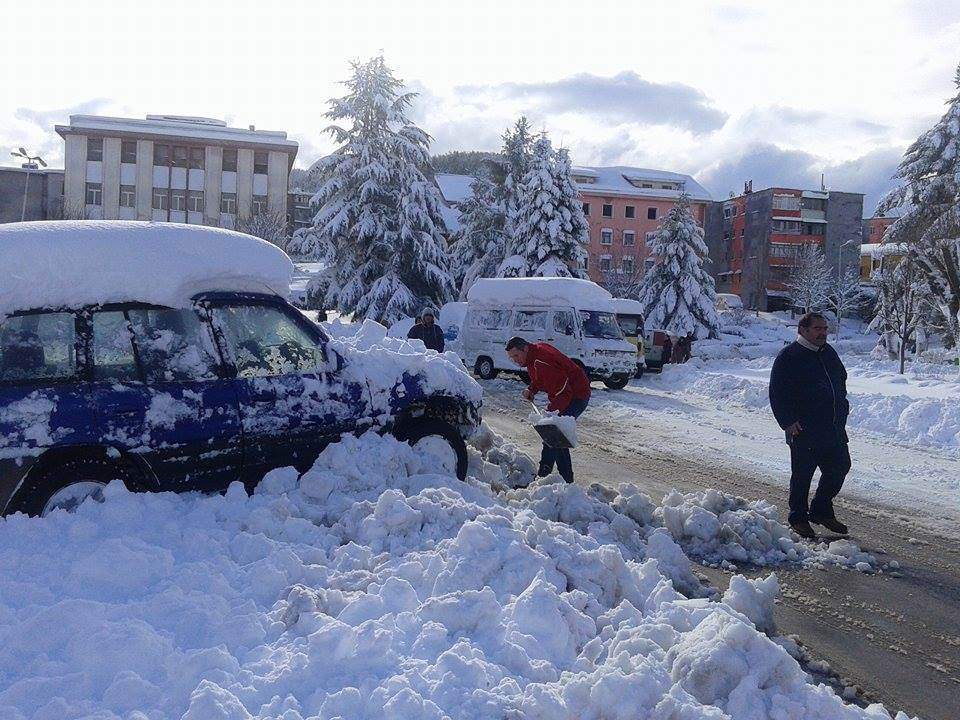 Bora izolon veriun! Paralizohen 350 bujtina, banorët apel për ndihmë