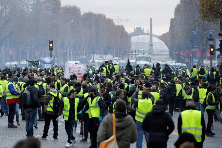 “Jelekët e verdhë”: Pakësohen protestat në Francë