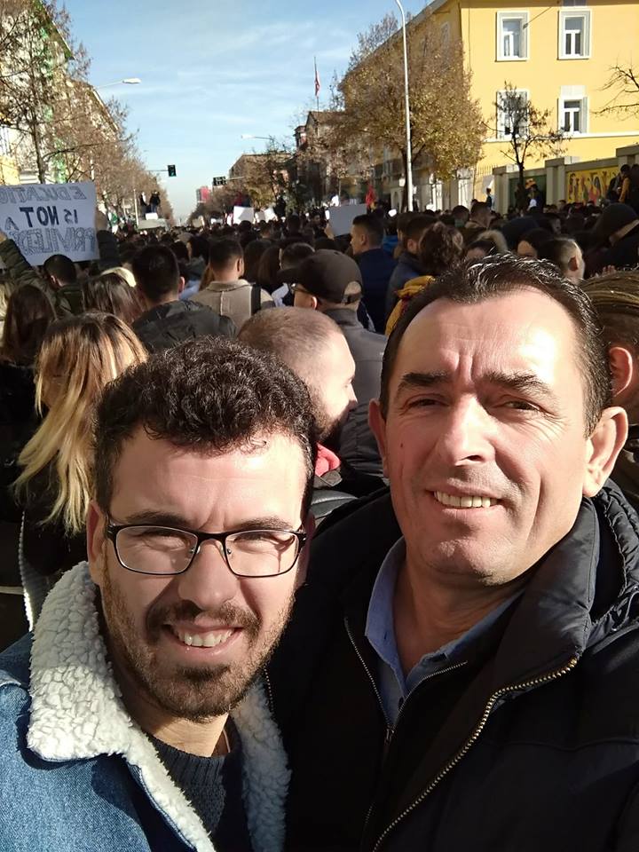 FOTO/ Politika arrin të futet në protestën e studentëve, kandidati për deputet i PD-së dhe zyrtari i lartë vendor kërkon plotësimin e kërkesave