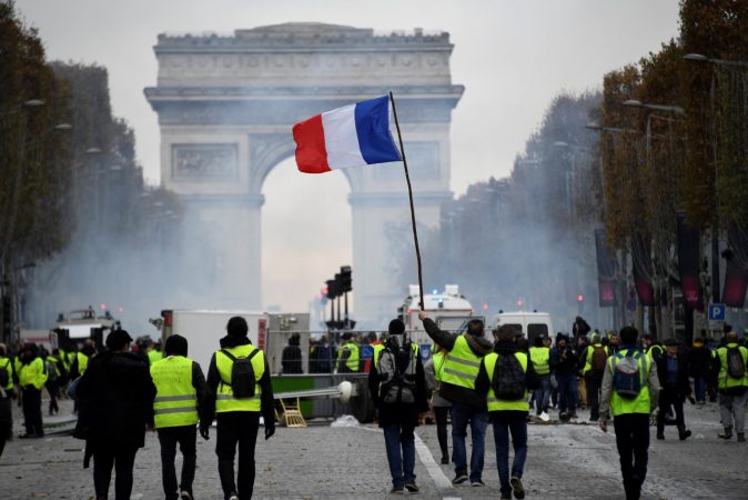 “Jelekët e verdhë” shtojnë kërkesat ndaj qeverisë franceze