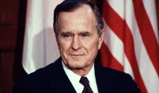 Ish- Senatori ngrihet nga karrigia me rrota për të nderuar ish- presidentin George H.W. Bush, video do t’ju përlot