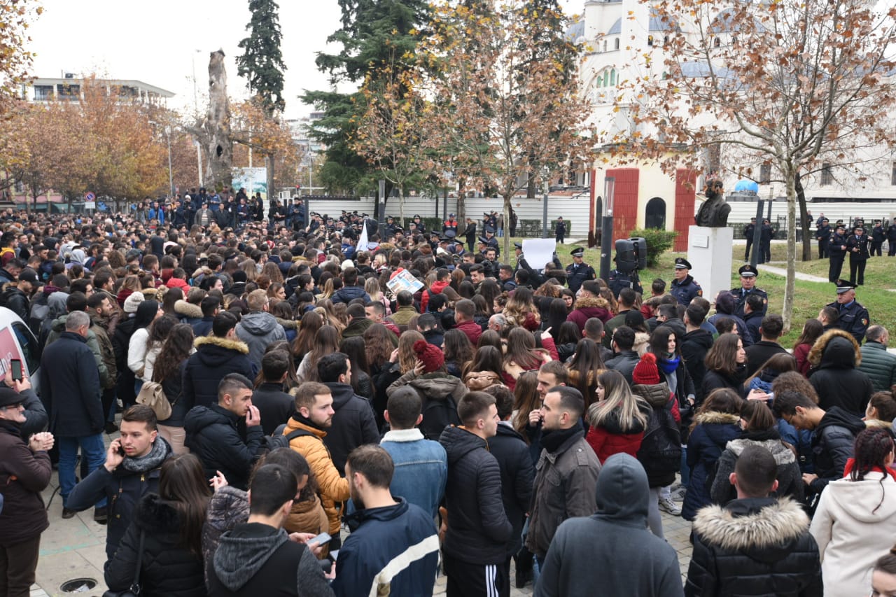 Kreu i PD Lushnjë në “sulm” vetëm: Studentët të shporrin Ramën, Bashën, Metën e Kryemadhin!